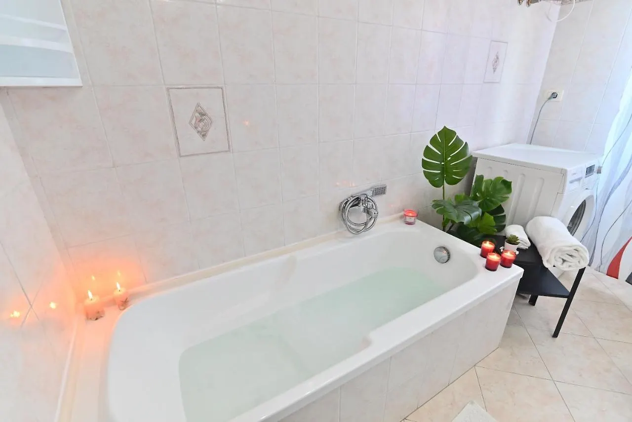 Apartment Izzhome Njoy Pula Italy